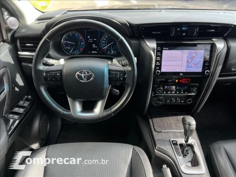 HILUX SW4 2.8 D-4D TURBO DIESEL SRX 7L 4X4 AUTOMÁ