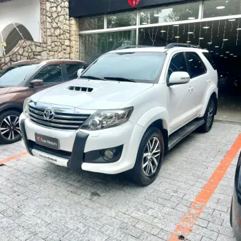 Toyota HILUX SW4 3.0 SRV 4X4 7 Lugares 16V Turbo Intercooler 4 portas