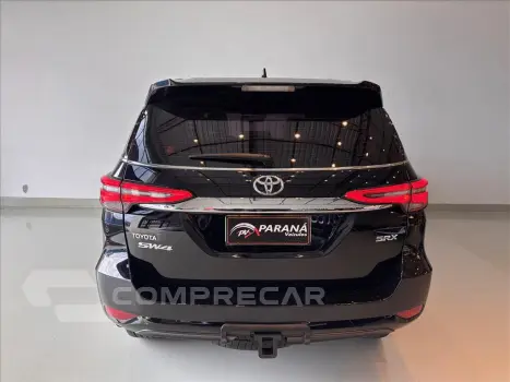 HILUX SW4 2.8 D-4D TURBO DIESEL SRX 7L 4X4 AUTOMÁ