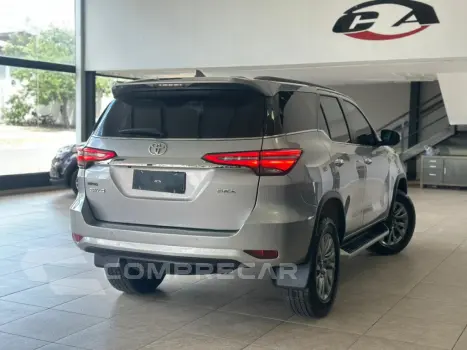 HILUX SW4 2.8 D-4D TURBO DIESEL SRX 7L 4X4 AUTOMÁTICO