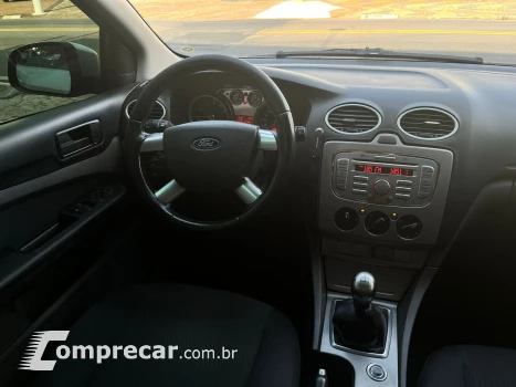 FORD FOCUS 2.0 GLX Sedan 16V 4 portas