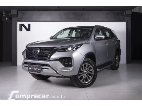 Toyota HILUX SW4 2.8 D-4D TURBO DIESEL SRX 7L 4X4 AUTOMÁTICO 4 portas