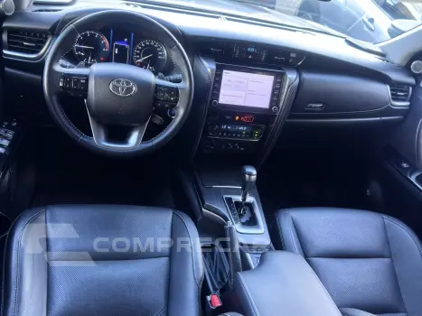 HILUX SW4 2.8 D-4D TURBO DIESEL SRX 4X4 AUTOMÁTICO