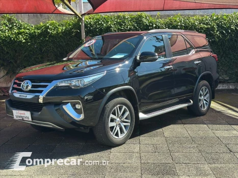 Toyota HILUX SW4 2.8 SRX 4X4 7 LUGARES 16V TURBO INTERCO 4 portas