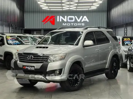 Toyota HILUX SW4 - 3.0 SRV 4X4 7 LUGARES 16V TURBO INTERCOOLER 4P A 4 portas