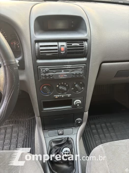 ASTRA 1.8 MPFI Comfort Sedan 8V