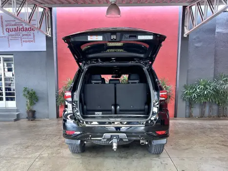 HILUX SW4 2.8 D-4D TURBO DIESEL GR-S 7L 4X4 AUTOMÁTICO