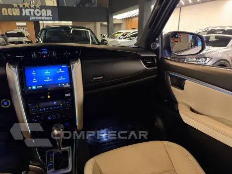 HILUX SW4 2.8 D-4D TURBO DIESEL DIAMOND 7L 4X4 AUTOMÁTICO