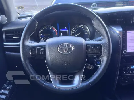 HILUX SW4 2.8 D-4D TURBO DIESEL SRX 7L 4X4 AUTOMÁTICO