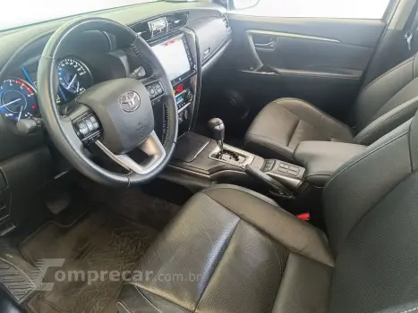 HILUX SW4 2.8 D-4D TURBO SRX 7L 4X4 AUTOMÁTICO