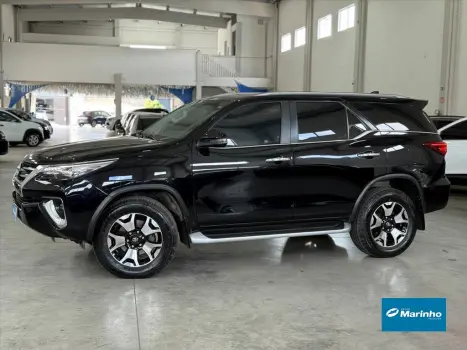 Toyota HILUX SW4 2.8 SRX DIAMOND 4X4 7 LUGARES 16V TURBO 4 portas