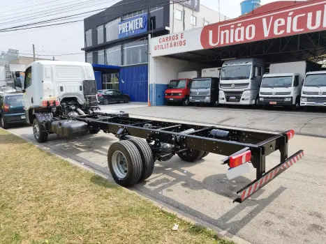 Accelo 1017 + Carroceria - Chassi