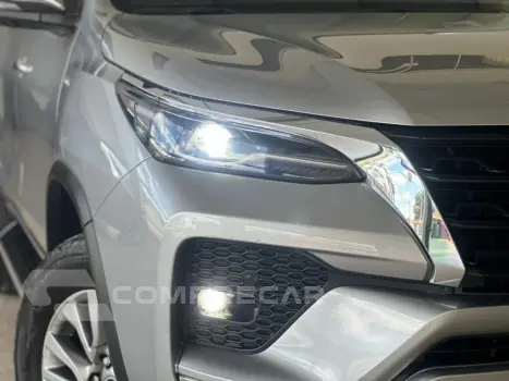 HILUX SW4 2.8 D-4D TURBO DIESEL SRX 7L 4X4 AUTOMÁTICO