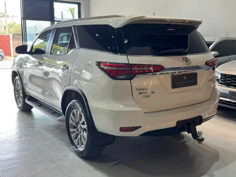 HILUX SW4 2.8 D-4D TURBO DIESEL SRX 7L 4X4 AUTOMÁTICO