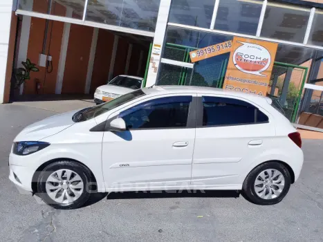 Onix Hatch 1.4 4P FLEX LT