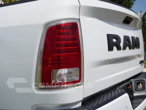 CLASSIC 5.7 V8 GASOLINA LARAMIE NIGHT EDITION CD 4X4 AUTOMÁT