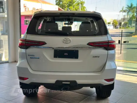 HILUX SW4 2.8 D-4D TURBO DIESEL SRX 7L 4X4 AUTOMÁTICO