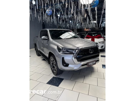 Toyota HILUX 2.8 D-4D TURBO DIESEL CD SRX 4X4 AUTOMÁTICO 4 portas
