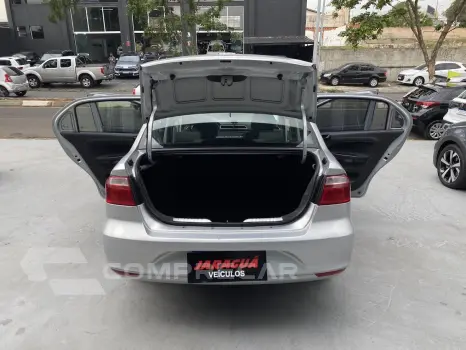 Volkswagen Voyage 1.6  Flex 8V 4P