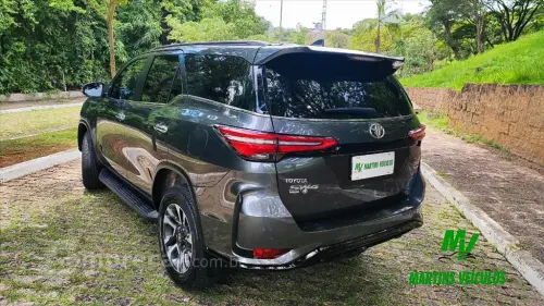 HILUX SW4 2.8 D-4D TURBO DIESEL SRX 4X4 AUTOMÁTICO