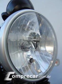 TRIUMPH STREET TWIN