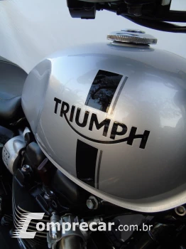 TRIUMPH STREET TWIN
