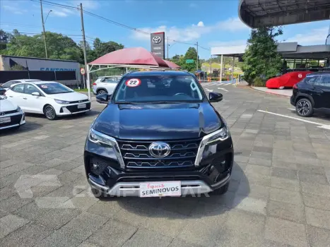 HILUX SW4 2.8 D-4D TURBO DIESEL SRX 7L 4X4 AUTOMÁ
