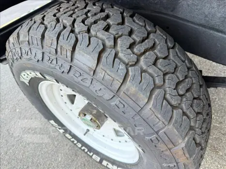 JEEP 2.6 6 Cilindros 12V