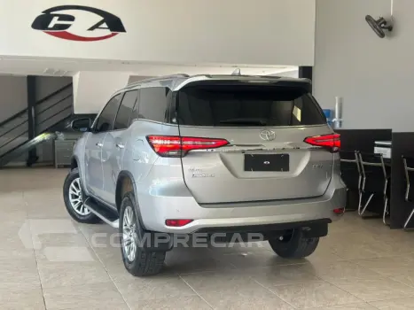 HILUX SW4 2.8 D-4D TURBO DIESEL SRX 7L 4X4 AUTOMÁTICO