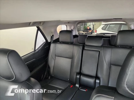HILUX SW4 2.8 D-4D TURBO DIESEL SRX 7L 4X4 AUTOMÁ