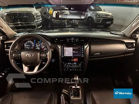 HILUX SW4 2.8 D-4D TURBO DIESEL SRX 7L 4X4 AUTOMÁ