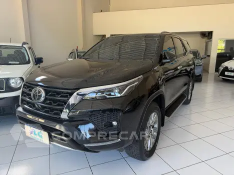 Toyota Hilux SW4 2.8 16V 4P SRX 4X4 7 LUGARES TURBO DIESEL AUTOMÁTI 5 portas