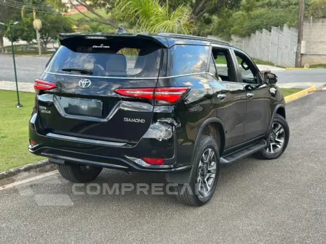 HILUX SW4 2.8 D-4D TURBO DIESEL DIAMOND 7L 4X4 AUTOMÁTICO