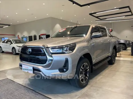 Toyota HILUX 2.8 D-4D TURBO DIESEL CD SRX 4X4 AUTOMÁTICO 4 portas
