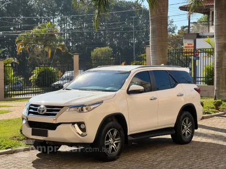 Toyota HILUX SW4 2.7 SRV 7 Lugares 4X2 16V 4 portas