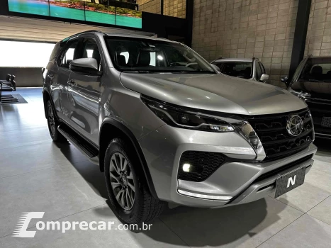Toyota HILUX SW4 2.8 D-4D TURBO DIESEL SRX 7L 4X4 AUTOMÁTICO 4 portas