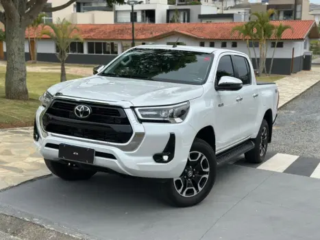 Toyota HILUX 2.8 D-4D TURBO DIESEL CD SRX 4X4 AUTOMÁTICO 4 portas