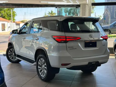 HILUX SW4 2.8 D-4D TURBO DIESEL SRX 7L 4X4 AUTOMÁTICO