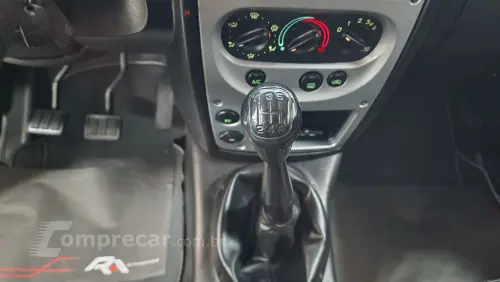 T-4 4x4 3.0 TB Int. Cap. Rígida Diesel