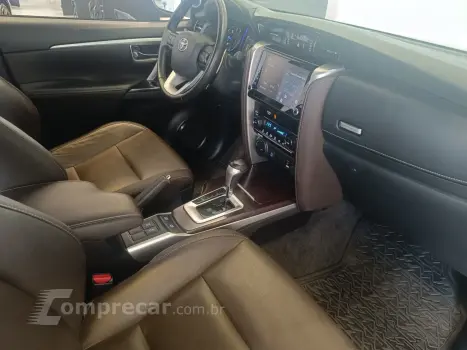 HILUX SW4 2.8 SRX 4X4 7 LUGARES 16V TURBO INTERCOOLER 4P AUT