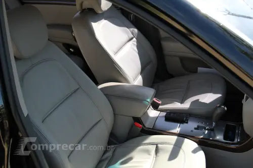 AZERA 3.3 MPFI GLS Sedan V6 24V