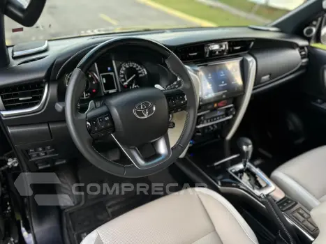 HILUX SW4 2.8 D-4D TURBO DIESEL DIAMOND 7L 4X4 AUTOMÁTICO