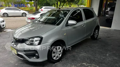 Toyota Etios Hatch 1.3 16V 4P FLEX X 4 portas
