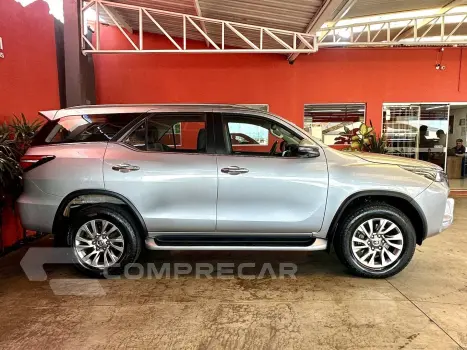 HILUX SW4 2.8 D-4D TURBO DIESEL SRX 7L 4X4 AUTOMÁTICO