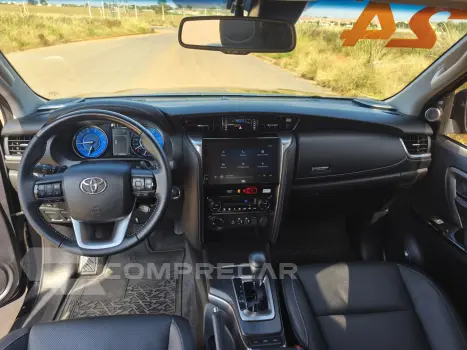 HILUX SW4 2.8 D-4D TURBO DIESEL SRX 4X4 AUTOMÁTICO