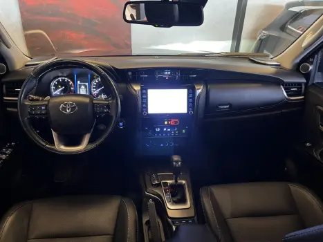 Hilux SW4 2.8 4P SRX 4X4 7 LUGARES TURBO DIESEL AUTOMÁTICO