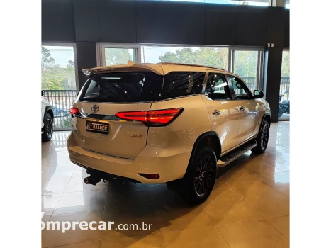 HILUX SW4 2.8 D-4D TURBO DIESEL SRX 7L 4X4 AUTOMÁTICO