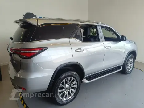 HILUX SW4 2.8 D-4D TURBO SRX 7L 4X4 AUTOMÁTICO