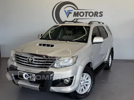 Toyota HILUX SW4 3.0 SRV 4X4 7 LUGARES 16V TURBO INTERCOOLER DIESEL 5 portas