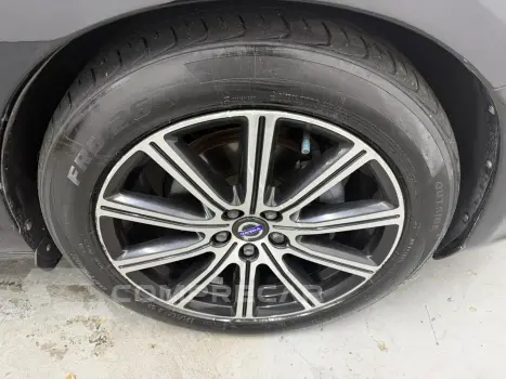 S60 T-5 MOMENTUM 2.0 245cv 4p